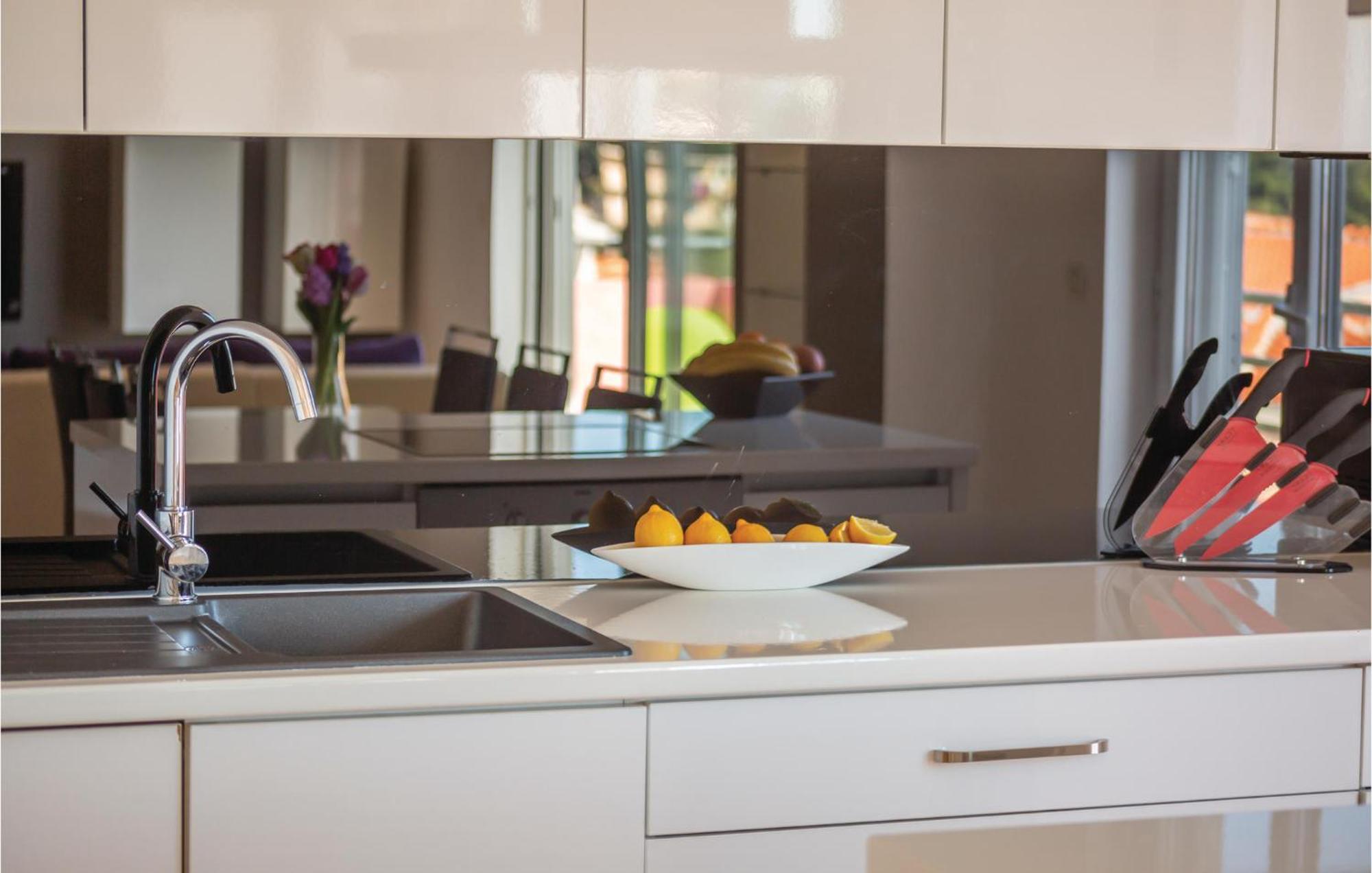 Lovely Apartment In Makarska With Kitchenette المظهر الخارجي الصورة